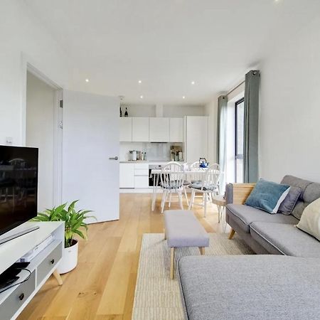 Luxury 2 Bed 2 Bath With Balcony New Build Apartment *South Central London* 외부 사진