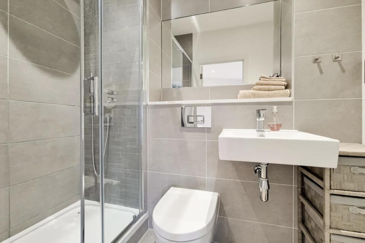 Luxury 2 Bed 2 Bath With Balcony New Build Apartment *South Central London* 외부 사진